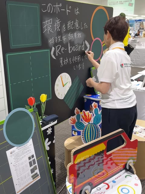 環境に配慮した紙素材 Re-board®の黒板に、チョークで書き込む実演です。